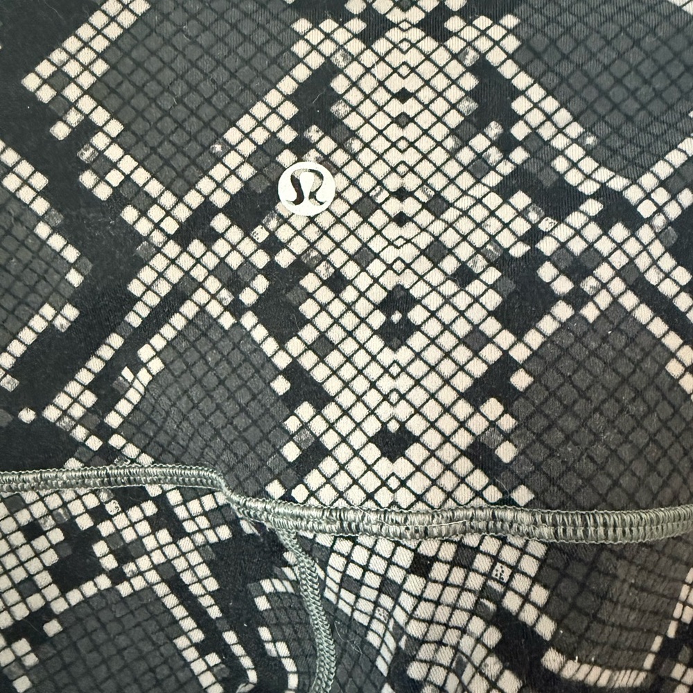 Lululemon Great Price! Black and Gray Graphic Leggings. Size 4 - Picture 4 of 8